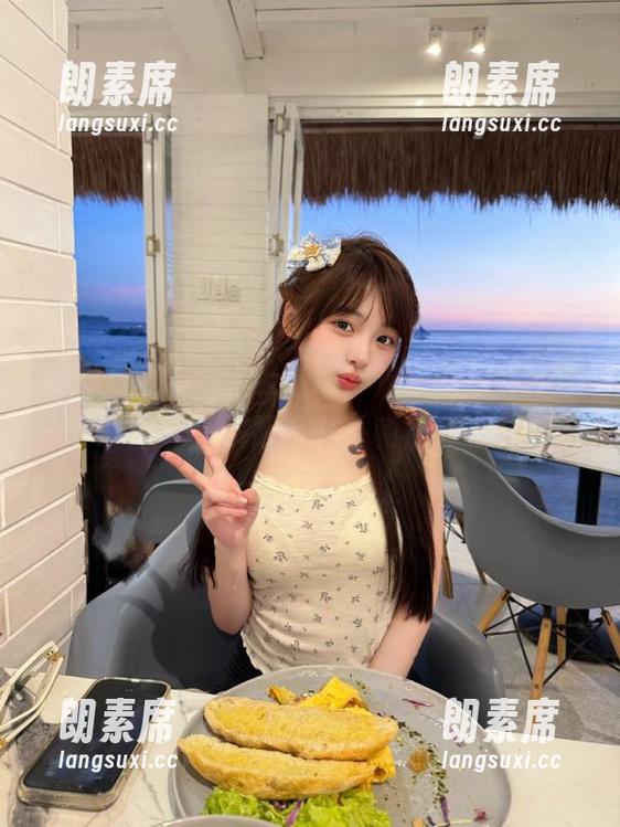 登录zzzttt.07这个吃瓜类app，轻松了解明星八卦和社会热议